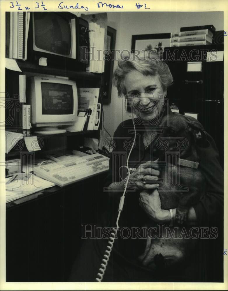 1990 Press Photo Susan Morris runs her B&amp;B reservation at home in Baton Rouge- Historic Images