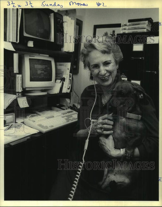1990 Press Photo Susan Morris runs her B&B reservation at home in Baton Rouge- Historic Images