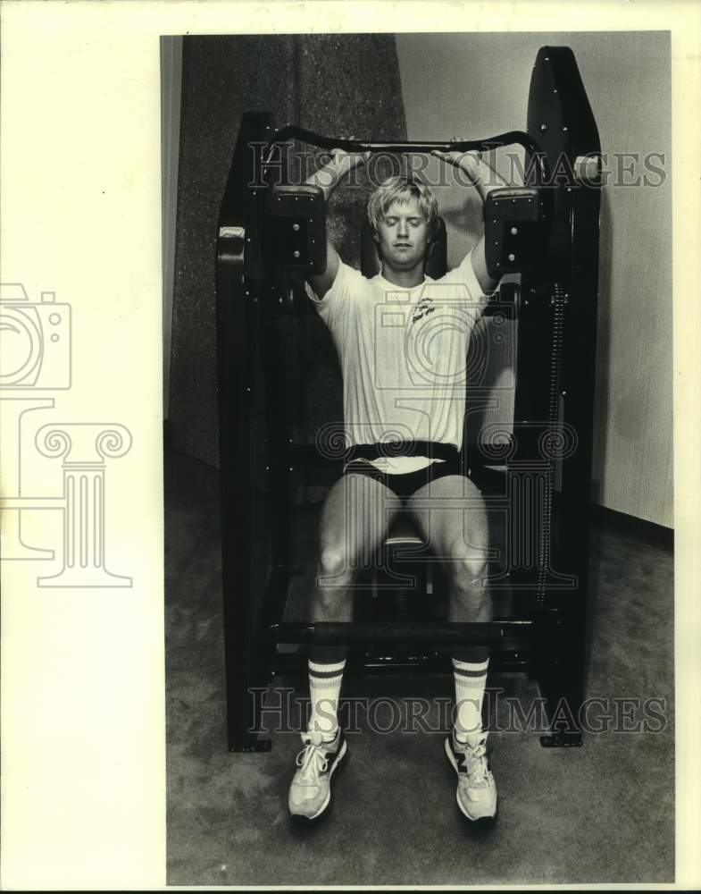 1983 Press Photo Weightlifting - James Mosen works out on training machine- Historic Images