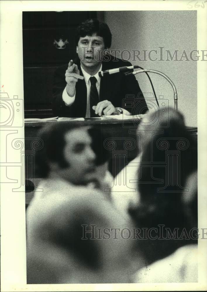 1982 Press Photo Auctioneer Philip Alford at Morton&#39;s Auction Exchange- Historic Images