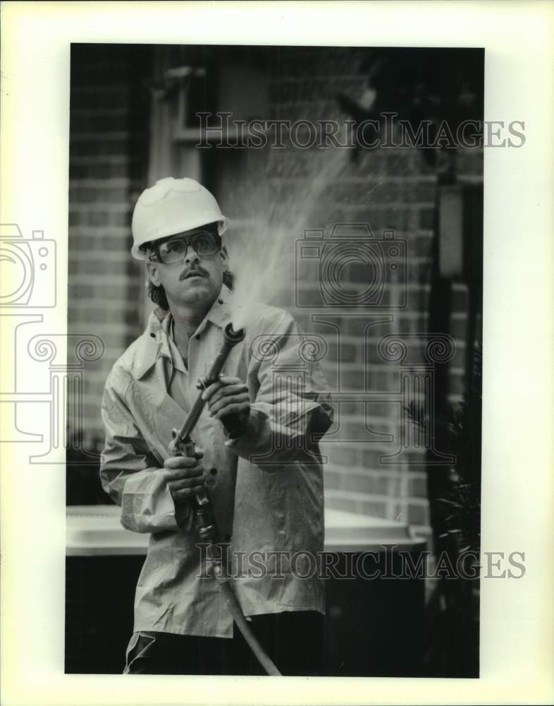 1990 Press Photo Adam Guidry of Mosquito Control sprays for the caterpillars- Historic Images