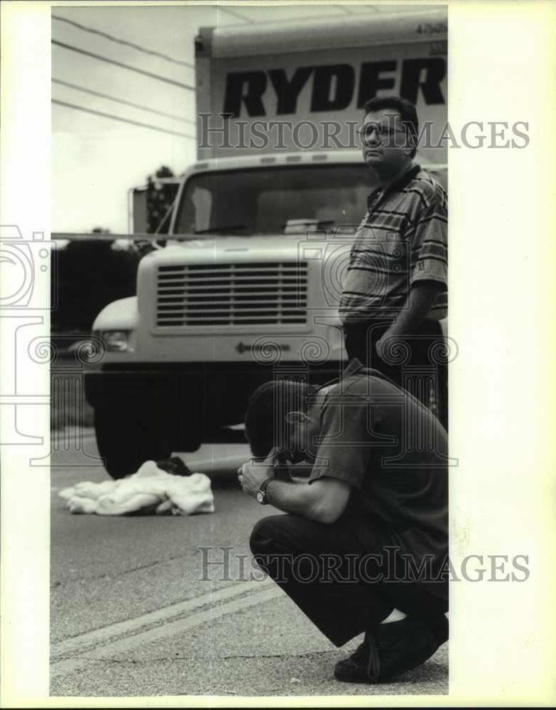 1994 Press Photo Joey Mumphrey of NOLA Delivery sits near truck after accident- Historic Images