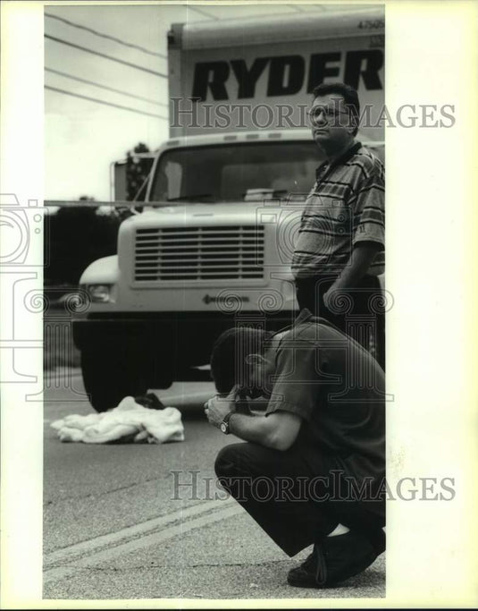 1994 Press Photo Joey Mumphrey of NOLA Delivery sits near truck after accident- Historic Images