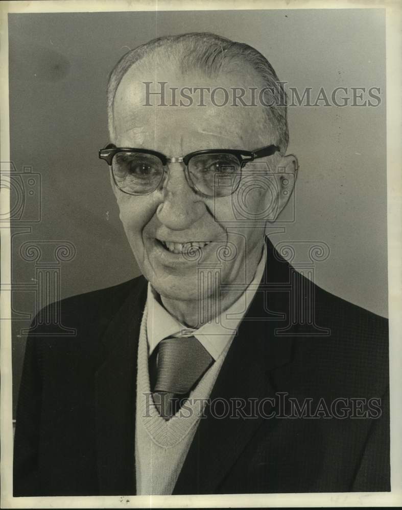 1974 Press Photo Retiring employee Wesley H. Munch- Historic Images