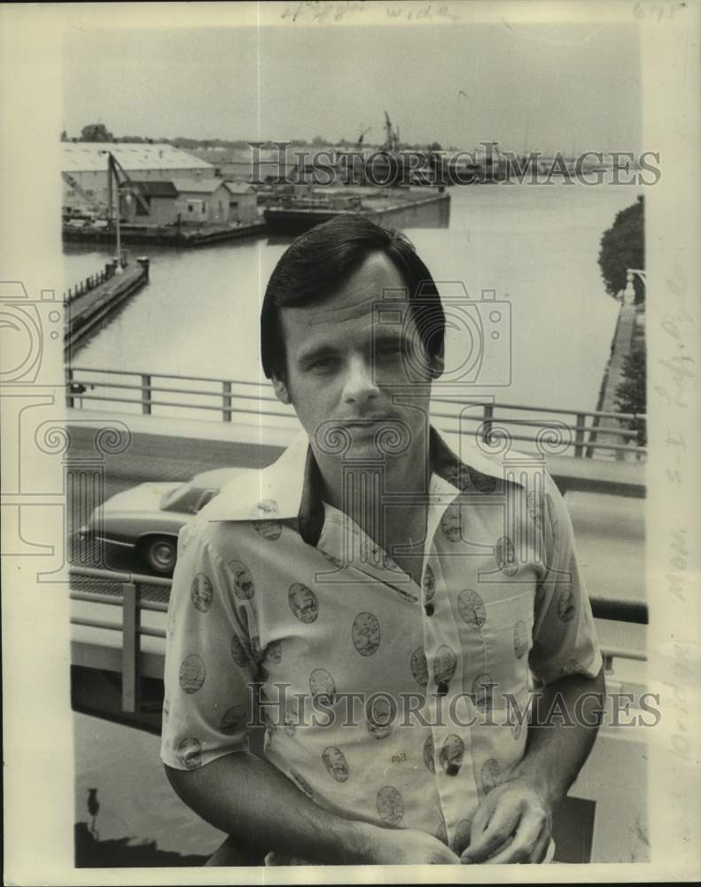 1977 Press Photo Ted Munch works at control room on the second floor of building- Historic Images