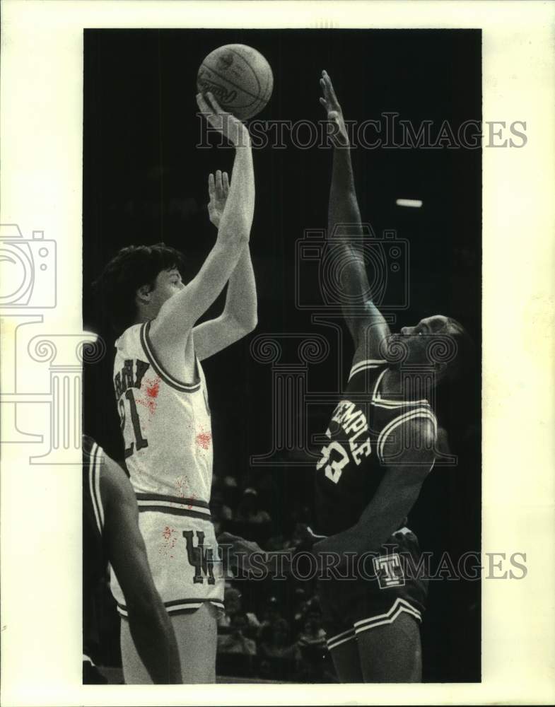 1988 Press Photo Sean Murphy shoots for 3 pointer over Temple&#39;s Tim Perry- Historic Images