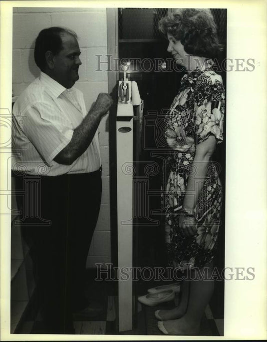 1991 Press Photo Al Dufrene Jr. weighs in State Queen Carolyn Muller- Historic Images