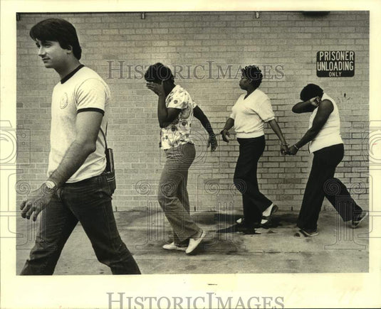 1981 Press Photo Detective Mark Murret leads suspects arrested on drug possesion- Historic Images