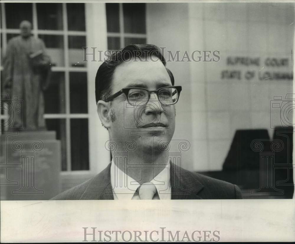 1972 Press Photo Eugene Murret in front of Supreme Court Building, Louisiana- Historic Images