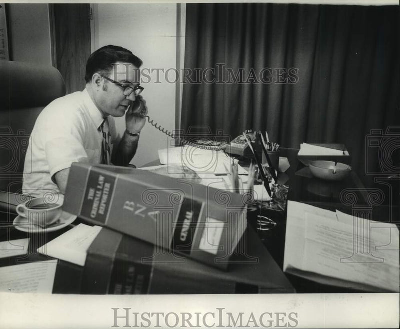 Load image into Gallery viewer, 1972 Press Photo Judicial Administrator Eugene Murret at Supreme Court office
