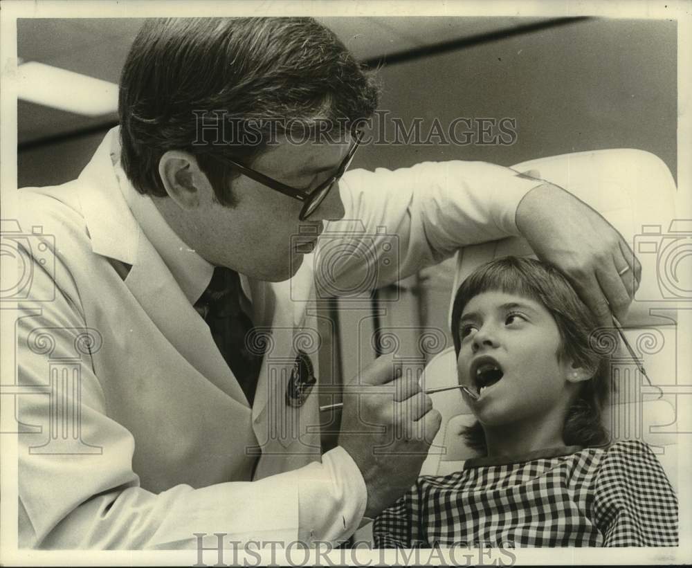 1973 Press Photo Doctor Robert Musselman checks teeth of Grace Nelson- Historic Images