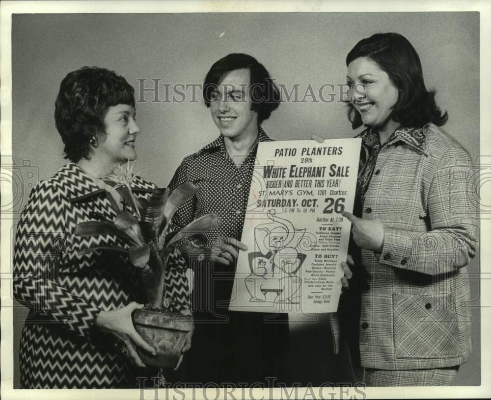 1974 Press Photo Patio Planters Garden Club members discuss elephant sales plans- Historic Images