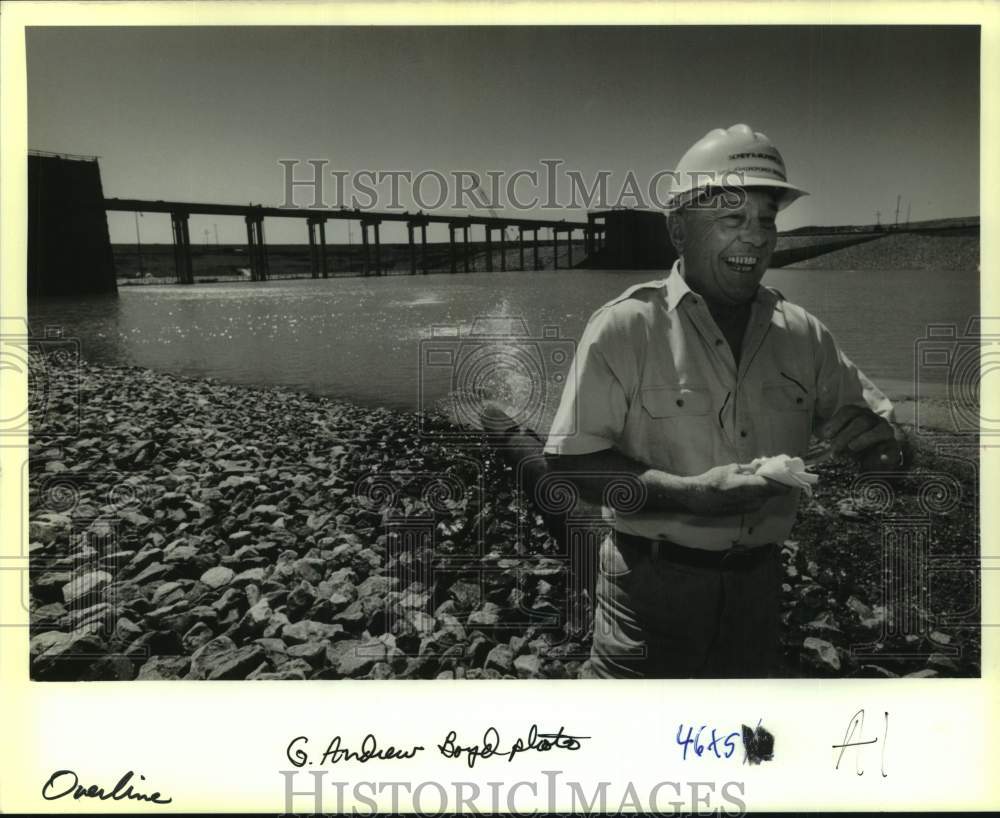 1989 Press Photo Mayor Sidney Murray and his hydroelectric dam project behind- Historic Images