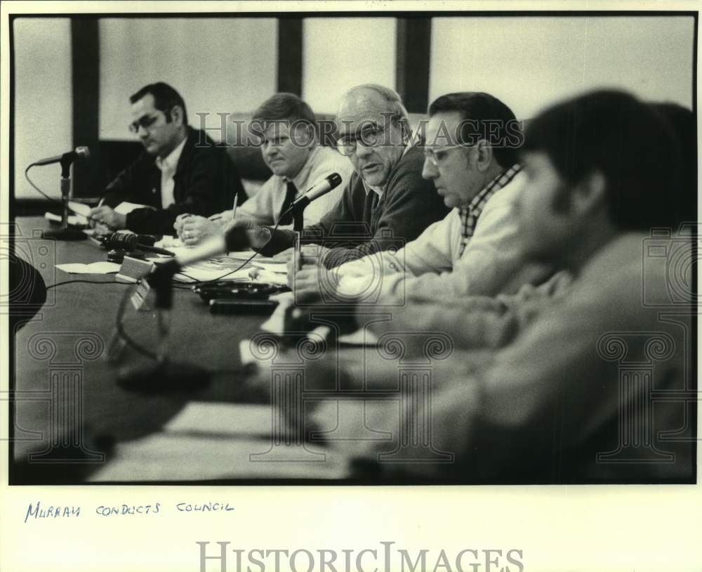 1982 Press Photo Mayor Sidney Murray Jr. conducts council meeting- Historic Images