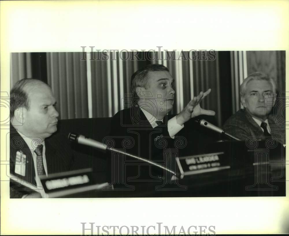 1989 Press Photo Stephen Murray, Chairman of Aviation Board talks to residents- Historic Images