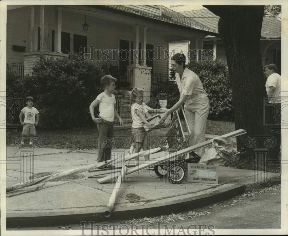 1971 Press Photo Mrs. Paul Murphy prepare for City Park-Mid City Clean Up Day- Historic Images