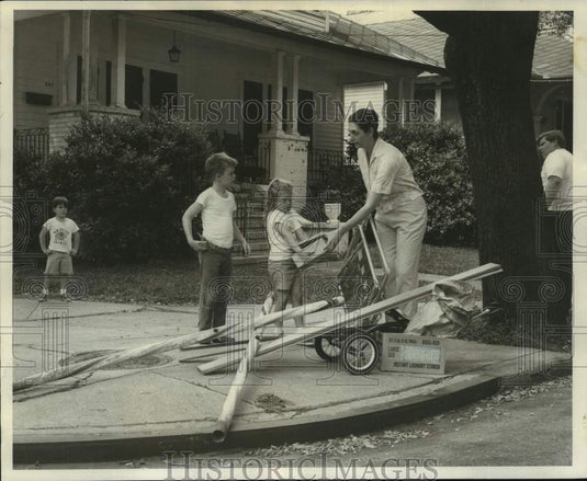 1971 Press Photo Mrs. Paul Murphy prepare for City Park-Mid City Clean Up Day- Historic Images