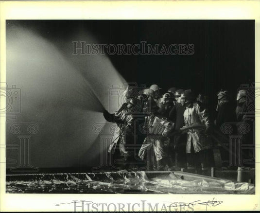 1988 Press Photo Firefighters fight the blaze at Murphy Oil Refinery in Meraux- Historic Images
