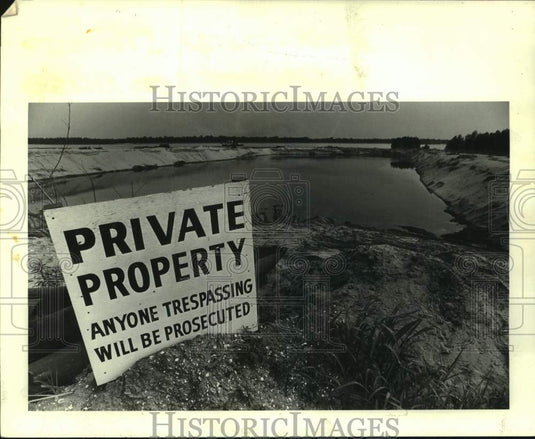 1984 Press Photo Sandpit at Murphy Truck Services, a swimming hole for youths- Historic Images