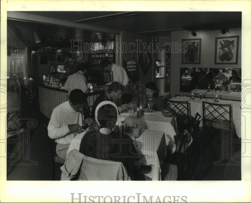 Load image into Gallery viewer, 1990 Press Photo Inside the Mystert Street Cafe - nob90056
