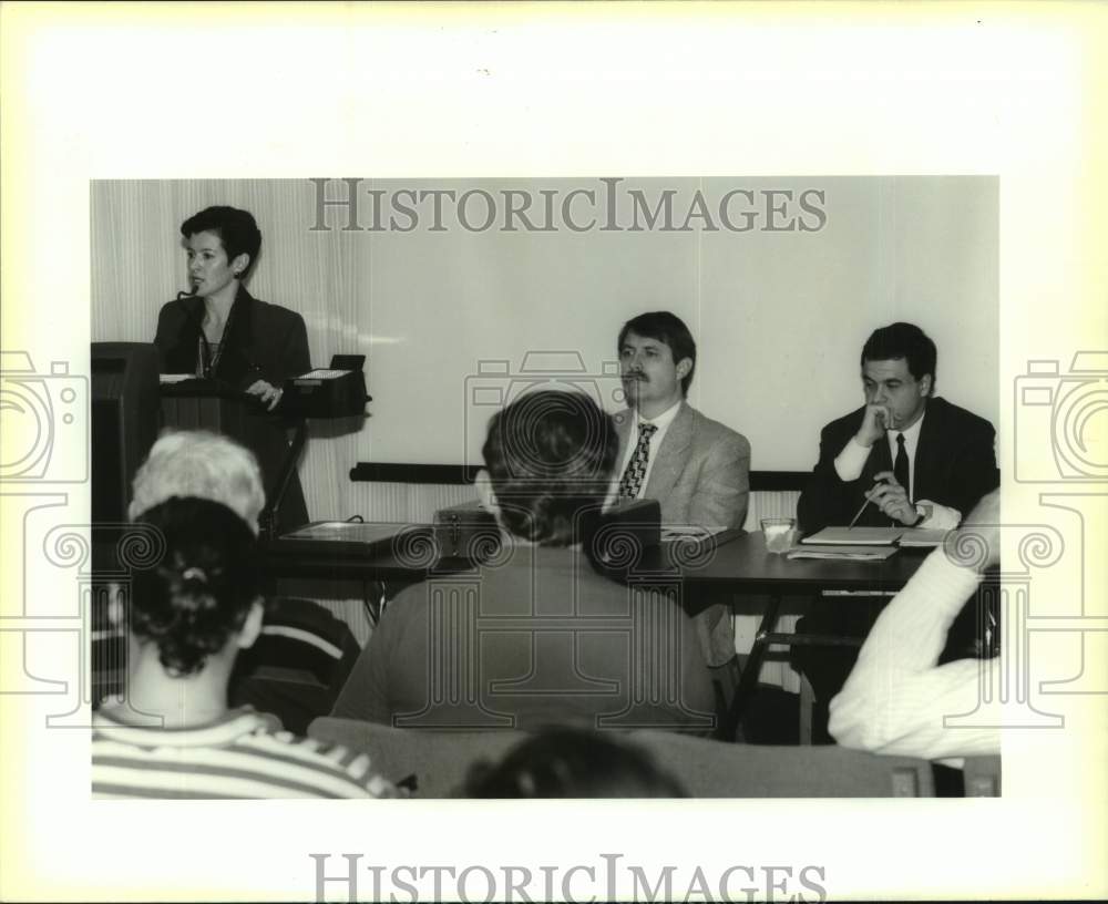 Press Photo JEDCO Manager Gina Nadas gives speech at Loyola University- Historic Images