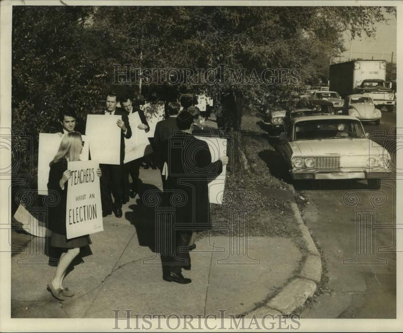 Load image into Gallery viewer, 1969 Press Photo Teachers strike in front of McMain Junior High School
