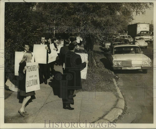 1969 Press Photo Teachers strike in front of McMain Junior High School