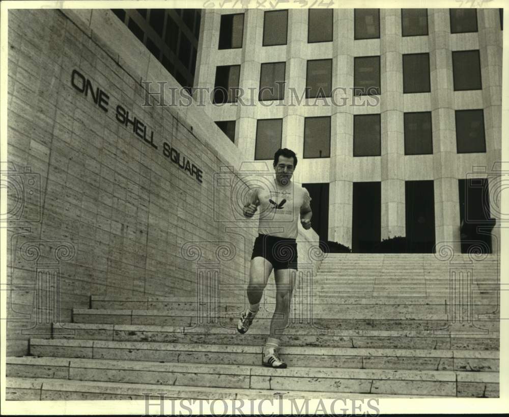 1979 Press Photo Attorney John McMahon leaves work for Metairie home - nob90184