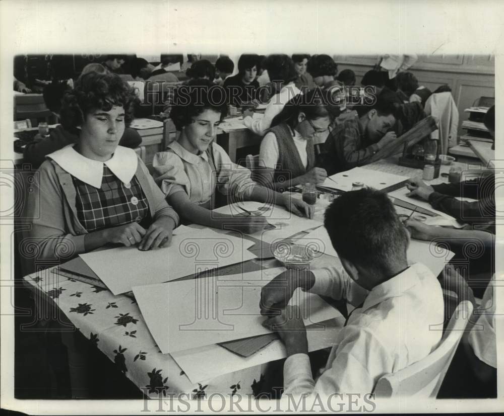 1962 Press Photo Blind students make color charts at McMain Junior High School- Historic Images