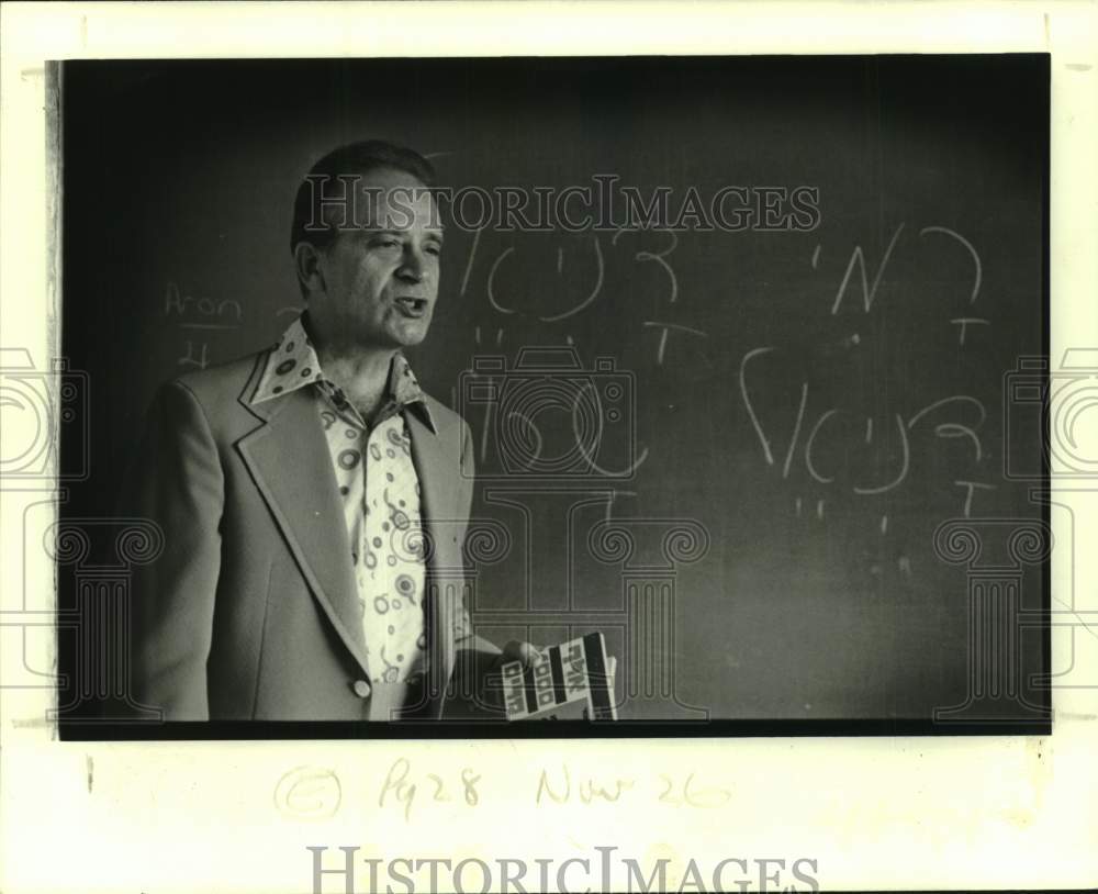 1978 Press Photo Doctor Lor teaches &quot;strange&quot; alphabet to students- Historic Images