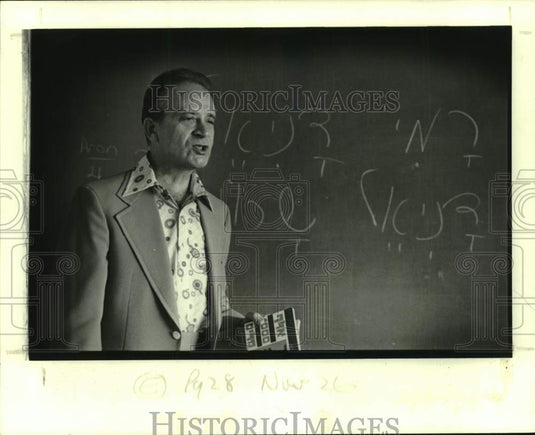 1978 Press Photo Doctor Lor teaches "strange" alphabet to students- Historic Images