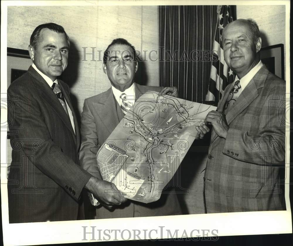 Press Photo L.C. Montgomery shows &quot;Good Time Guide&quot; with Louisiana officials- Historic Images