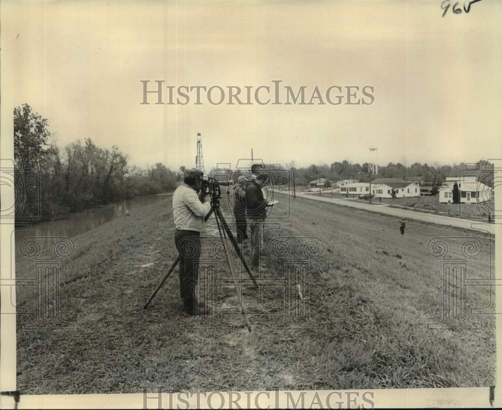 1973 Press Photo Survey Team Checking New River Levee Site, Montz, Louisiana- Historic Images