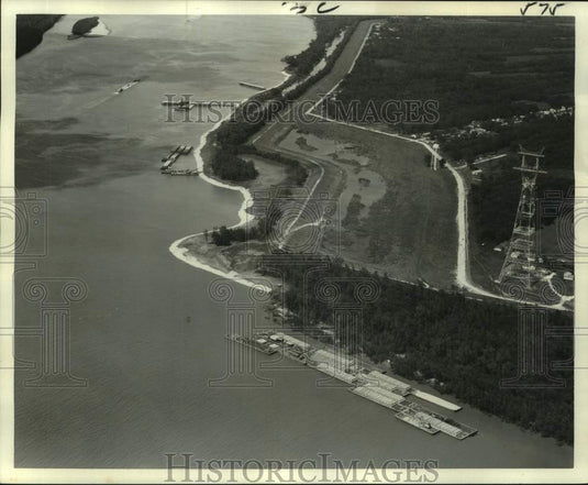 1973 Press Photo Corps Of Engineers Add Concrete Mattress To Riverbank, Montz- Historic Images