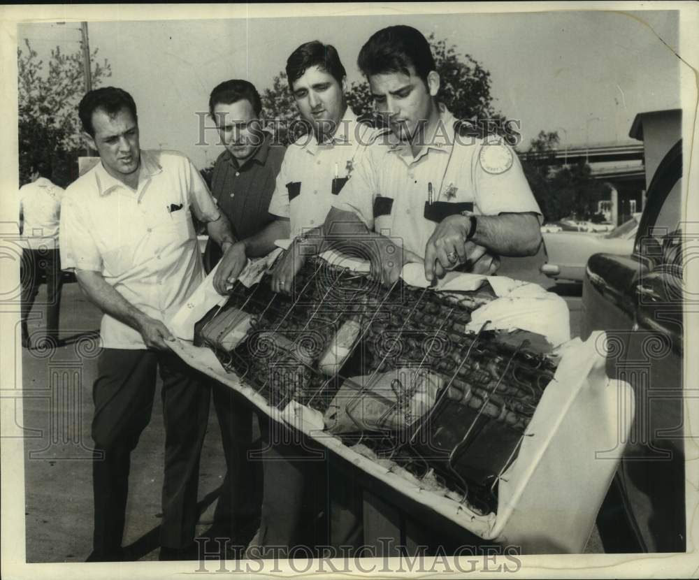 1969 Press Photo Jefferson Parish deputies point out bundles of marijuana