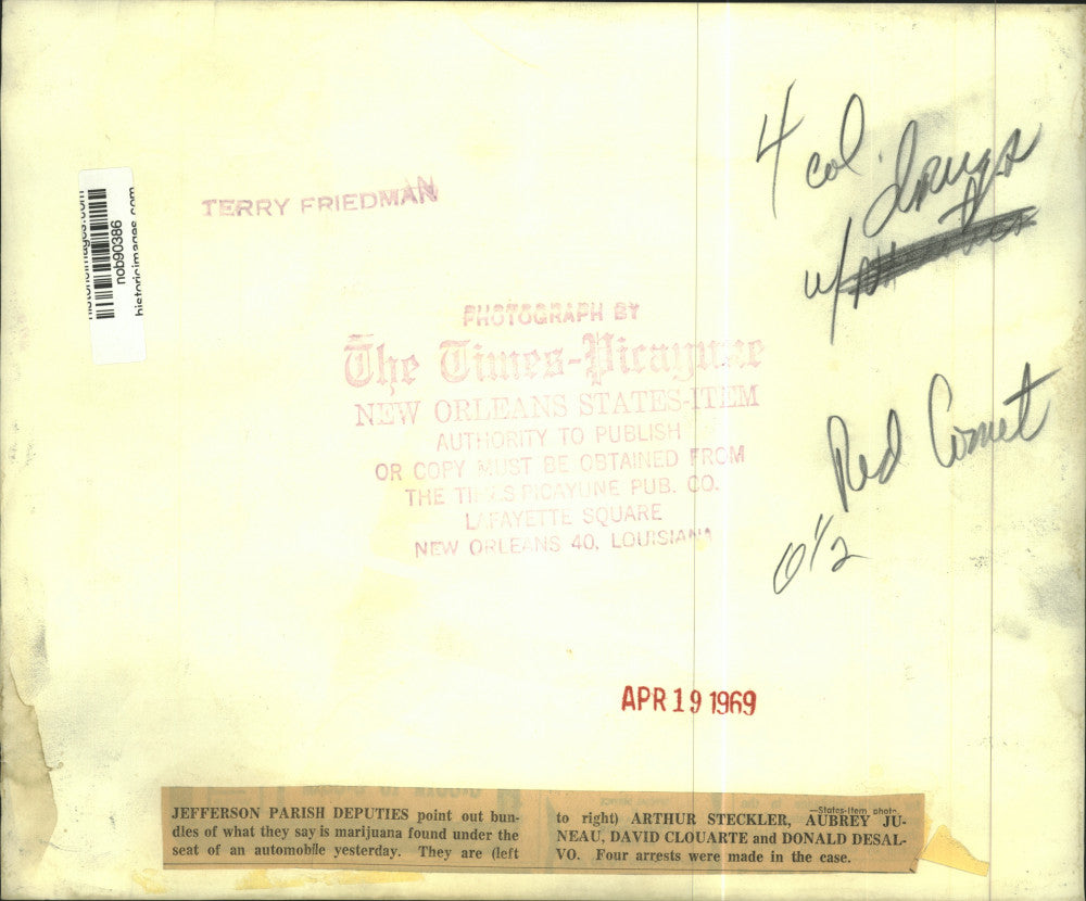 1969 Press Photo Jefferson Parish deputies point out bundles of marijuana