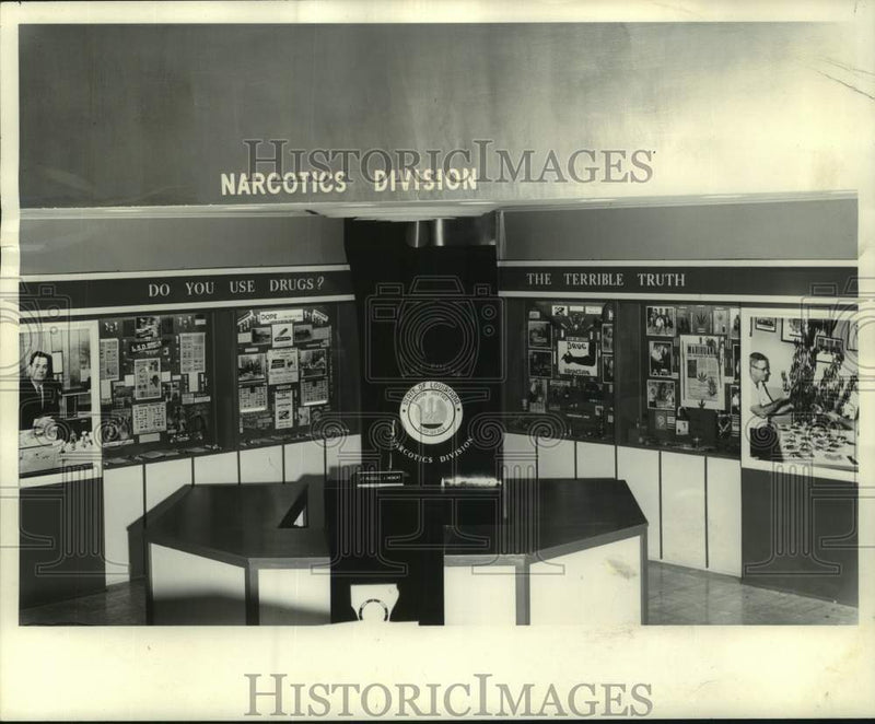 Load image into Gallery viewer, 1968 Press Photo Narcotics Division display at Louisiana State Police Exhibit
