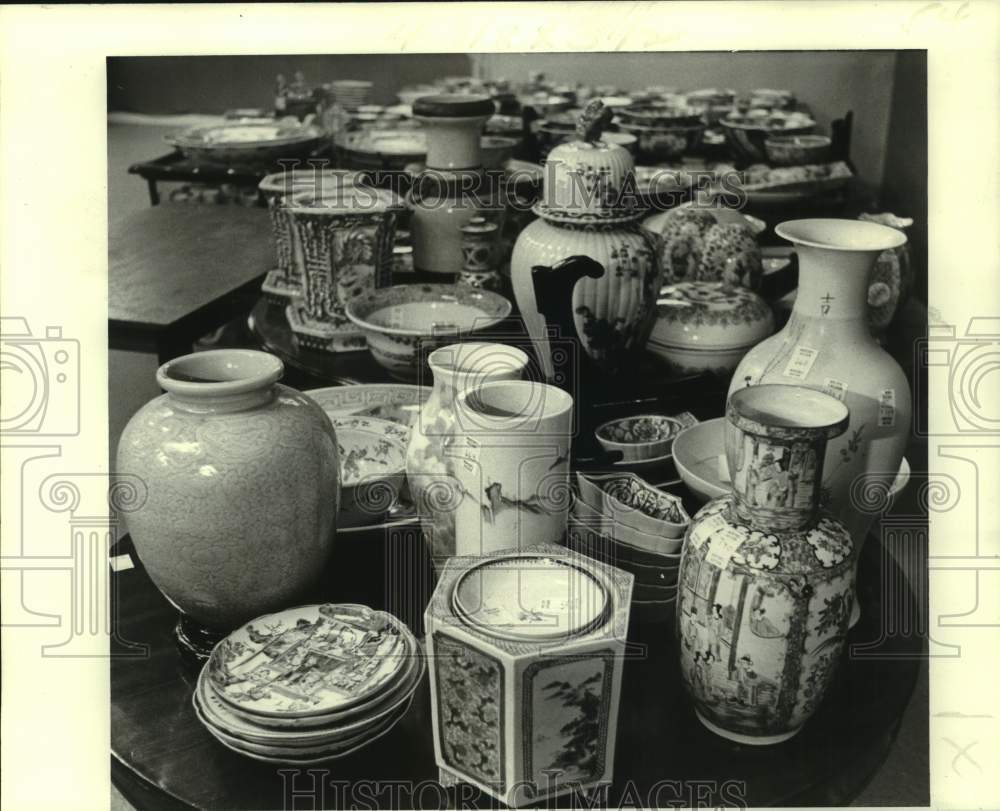 1979 Press Photo Vases waiting their turns to be auctioned- Historic Images