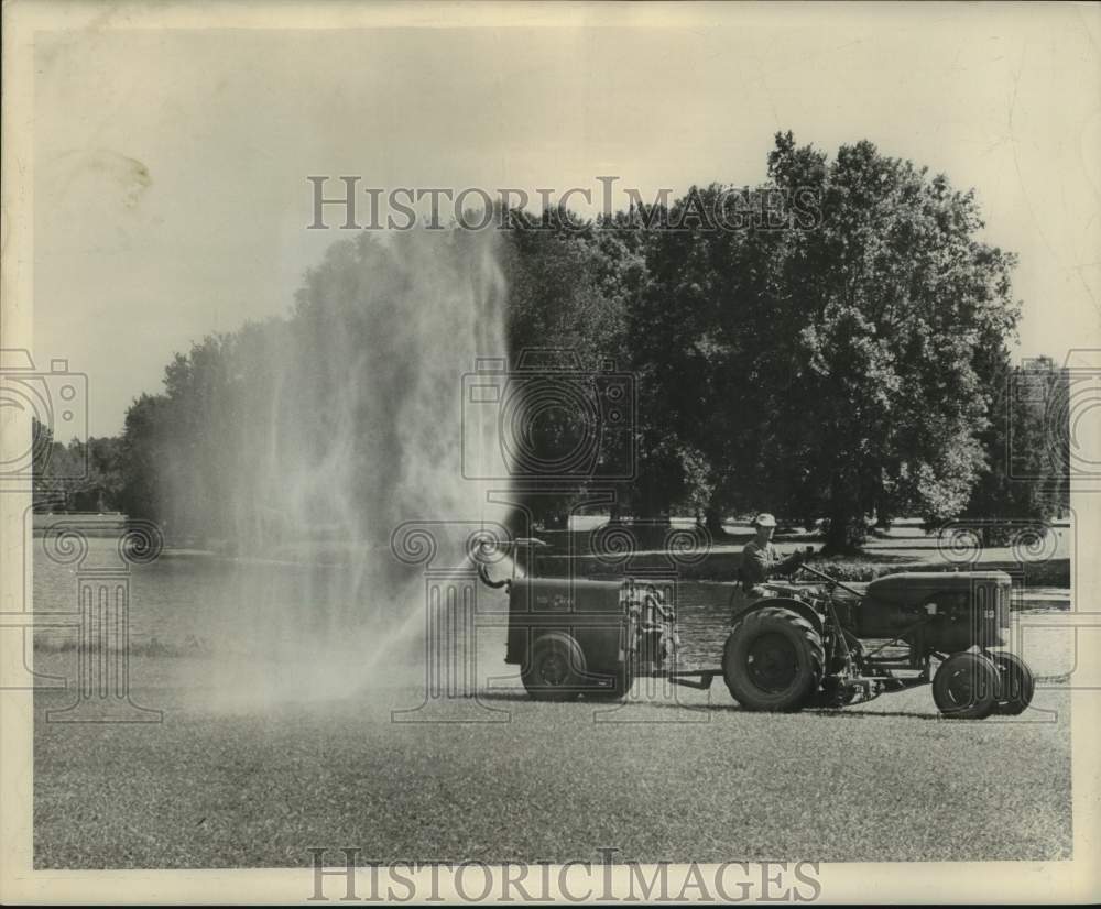 1963 Press Photo Mosquito spraying at New Orleans city park - nob90479