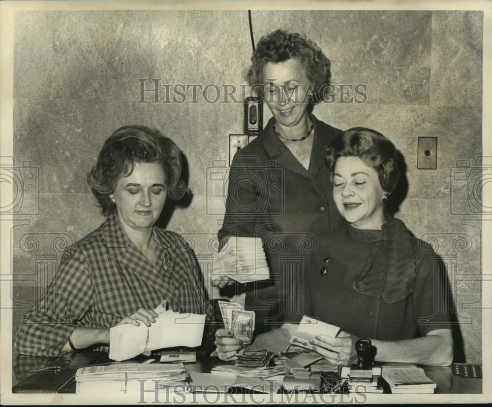 1967 Press Photo Officers of Easter Seal Accounting at National Bank of Commerce- Historic Images