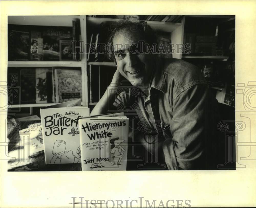 1994 Press Photo Jeff Moss signs books at Maple Street Children&#39;s Book Store- Historic Images