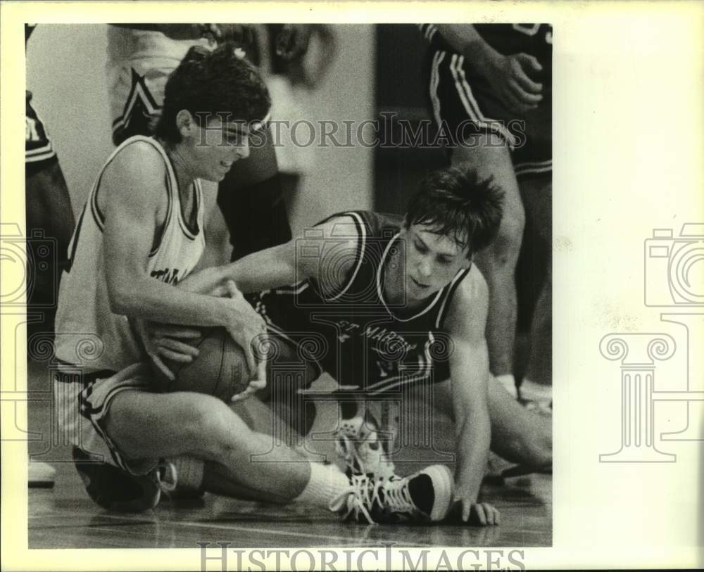 1988 Press Photo Basketball - Newman&#39;s Robbie Moss against Joey Kreutziger- Historic Images