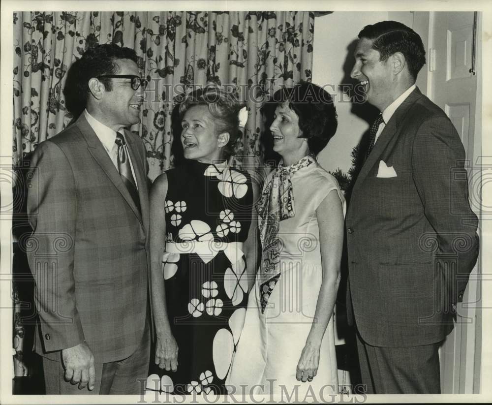 1969 Press Photo Attendees At WYES Auction Event And Party, Valance Street- Historic Images