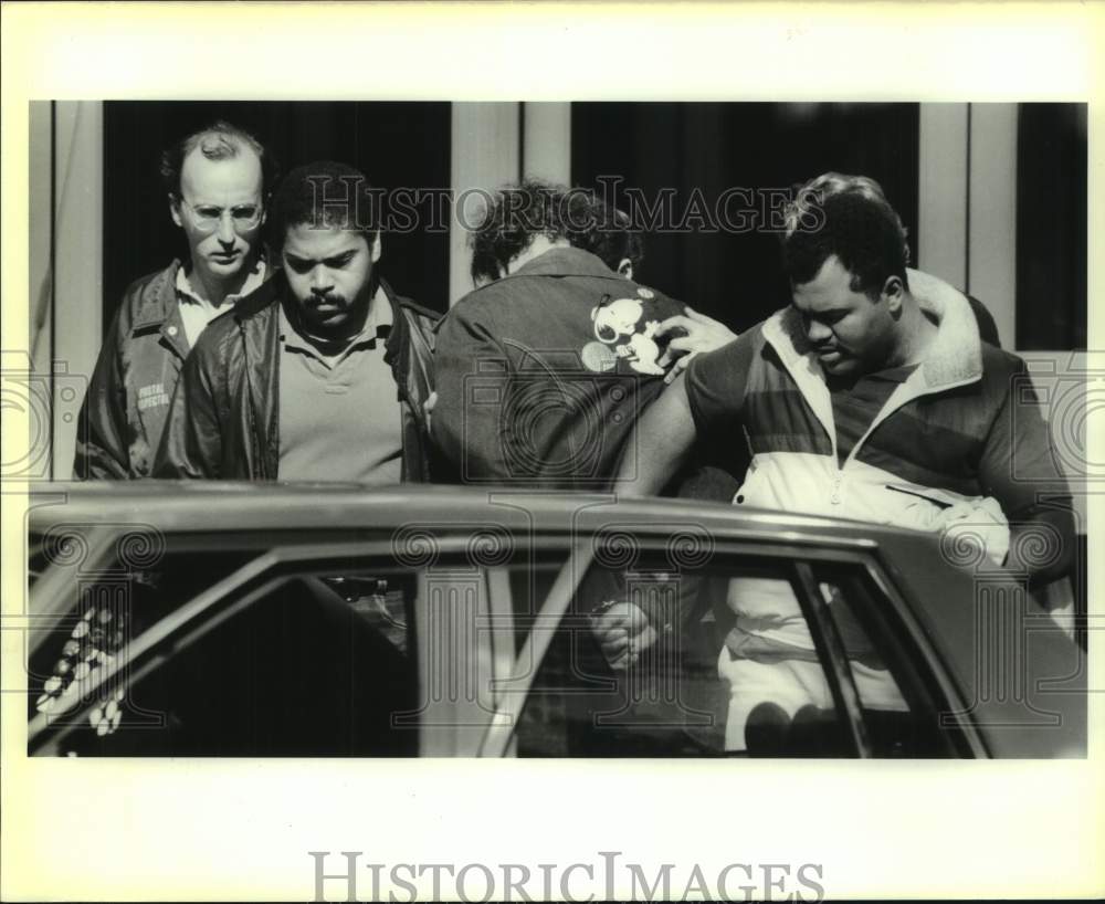 1988 Press Photo Agents Put Suspect Warren Murphy Into New Orleans Police Car - Historic Images