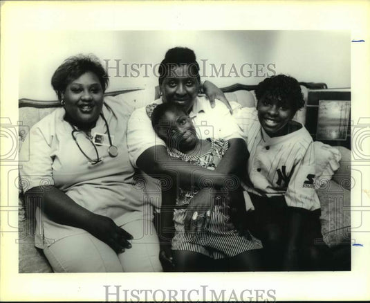 1990 Press Photo Jackie Mosley and family in their Fischer housing apartment- Historic Images
