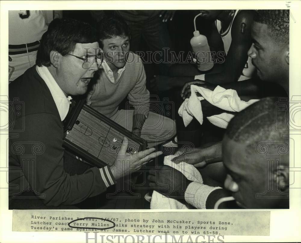 1987 Press Photo Lutcher coach Terry Mullen talks strategy with his players- Historic Images