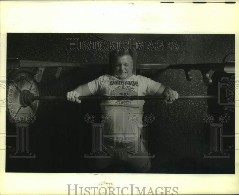 1989 Press Photo Mike Muller works out on weights at Shaw High School- Historic Images