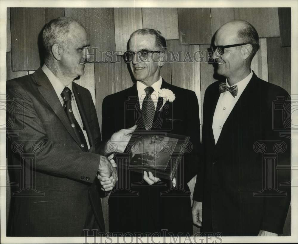 1971 Press Photo Wesley Munch receives award from Joseph McMahon &amp; Marion Loisel- Historic Images