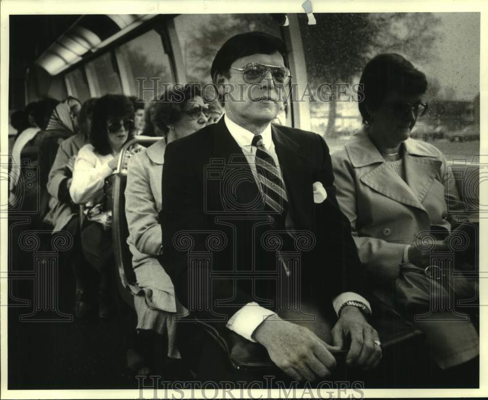 1983 Press Photo Ted Mortimer takes the city bus to work in Algiers- Historic Images