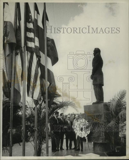 1967 Press Photo Dignitaries Lay Wreath At Statue Of General Francisco Morazan- Historic Images